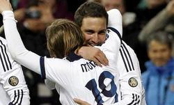Higuaín y Modric celebran el primer tanto ante el Mallorca. | EFE