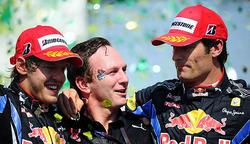 Christian Horner (c), junto a Sebastian Vettel (i) y Mark Webber. | Archivo