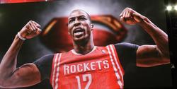 Vista de un cartel del nuevo jugador de los Rockets,  Dwight Howard. | EFE