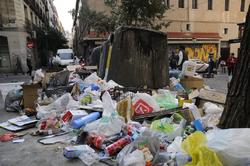 Montones de basuras y daos contra el mobiliario en el centro de Madrid | Cordon Press