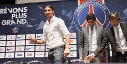 Ibrahimovic, en su presentación junto a Leonardo. | EFE