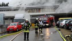 Los bomberos, en el centro quemado | EFE