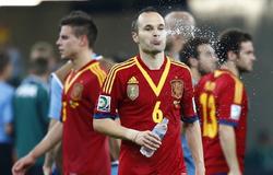 Andrs Iniesta bebe agua durante la pasada Copa Confederaciones. | Cordon Press