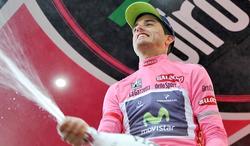 Beat Intxausti, en el podio de Pescara con la maglia rosa de lder. | EFE