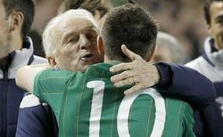 Abrazo entre Trapattoni y Robbie Keane, las dos estrellas de la seleccin irlandesa. | EFE