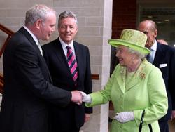 La reina Isabel II de Inglaterra saluda al ex líder del IRA, el ahora viceministro principal norirlandés Martin McGuinness. | EFE