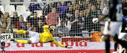 Joel no puede evitar el primer gol del Valencia. | EFE
