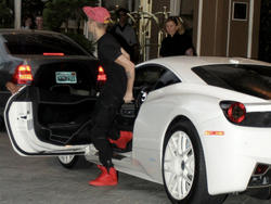 Justin Bieber, bajando de su Ferrari | Archivo