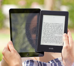 El nuevo Kindle Paperwhite junto a un iPad bajo la luz del sol. | Amazon
