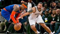 Carmelo Anthony lucha por un baln con Deron Williams. | Cordon Press/Archivo