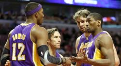 Howard, Nash, Gasol y Metta World Peace, durante un partido con los Lakers. | EFE