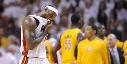 LeBron James, cabizbajo tras la derrota de su equipo. | EFE