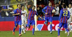Los jugadores del Levante celebran un gol. | EFE