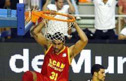 Lima (UCAM Murcia) se cuelga de la canasta ante el Fuenlabrada. | EFE