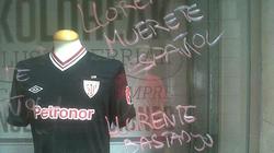 Pintadas contra Fernando Llorente en una tienda oficial del Athletic de Bilbao.