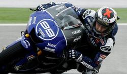 Jorge Lorenzo pilota su Yamaha en el circuito de Motorland. | EFE