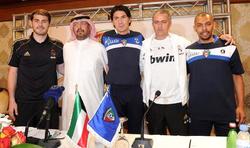 Iker Casillas y Mourinho posan junto al seleccionador de Kuwait (c) y el jugador Jarrah al-Ateqi. | EFE