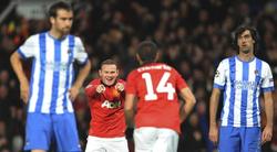 Rooney celebra con Chicharito el gol del Manchester United ante la desolada mirada de los jugadores realistas. | EFE