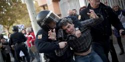 La Polica reduce a un manifestante | EFE