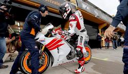 Marc Mrquez se sube a la Honda de MotoGP en el circuito de Cheste. | EFE