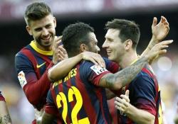 Piqué, Alves y Messi celebran uno de los goles ante el Levante. | EFE