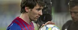 Leo Messi se lleva el balón del partido ante el Leverkusen. | EFE