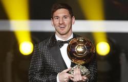 Messi, con el Balón de Oro que ganó el año pasado. | Archivo