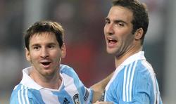 Higuan y Messi celebran el tanto ante Per. | EFE