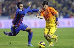 Messi se lleva el baln ante Iborra. | EFE