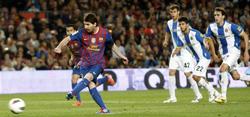 Leo Messi marca de penalti al Espaol. | EFE