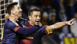 Messi y Xavi celebran el primer tanto del encuentro. | EFE