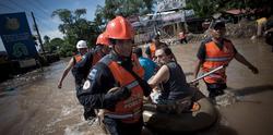 Policas auxiliando a afectados por la tormenta Manuel en Acapulco | Cordon Press