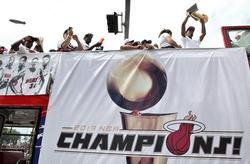 La plantilla de los Miami Heat, en el desfile por las calles de la ciudad. | EFE
