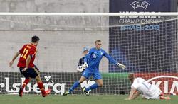 Morata (i) marca el primer gol de Espaa ante Holanda en el Europeo sub'21. | EFE