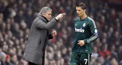 Mourinho da instrucciones a Cristiano Ronaldo en Old Trafford. | Cordon Press