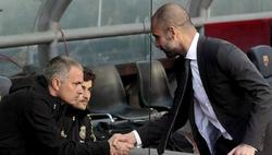 Pep Guardiola (d) saluda a Jos Mourinho al inicio del partido. | EFE