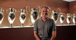 Jos Mourinho posa con las nueve copas de Europa. | Archivo