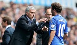 Mourinho da instrucciones a Mata durante el partido de la Premier League ante el Tottenham. | Cordon Press