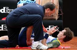 Andy Murray es atendido de sus problemas en la espalda durante el Masters de Roma. | EFE/Archivo