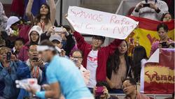 Aficionados chinos apoyan a Rafa Nadal durante su partido ante Kohlschreiber. | EFE