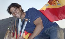 Rafa Nadal posa con el trofeo de Indian Wells y ataviado con la bandera espaola. | EFE