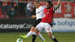Oriol Romeu (Valencia) y Marcos (Nstic) pugnan por un baln. | EFE