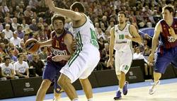 Navarro controla el baln ante Tsartsaris. | EFE