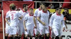 Negredo (3i) es felicitado por su primer gol al Athletic. | Cordon Presss
