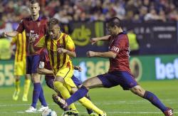 Neymar, durante una disputa en el choque ante Osasuna. | EFE