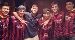 Neymar, junto a sus amigos, el da de la presentacin con el Barcelona.