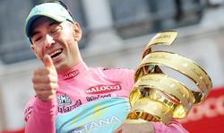 Vincenzo Nibali posa con el trofeo de campen del Giro de Italia. | EFE