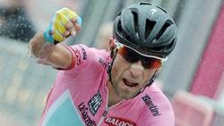 Vincenzo Nibali celebra su victoria en las Tres Cimas de Lavaredo.