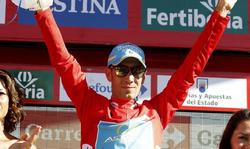 Vincenzo Nibali vuelve a enfundarse el maillot rojo de lder de la Vuelta a Espaa. | EFE