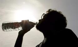 Un hombre bebe agua para hidratarse ante el calor | Archivo